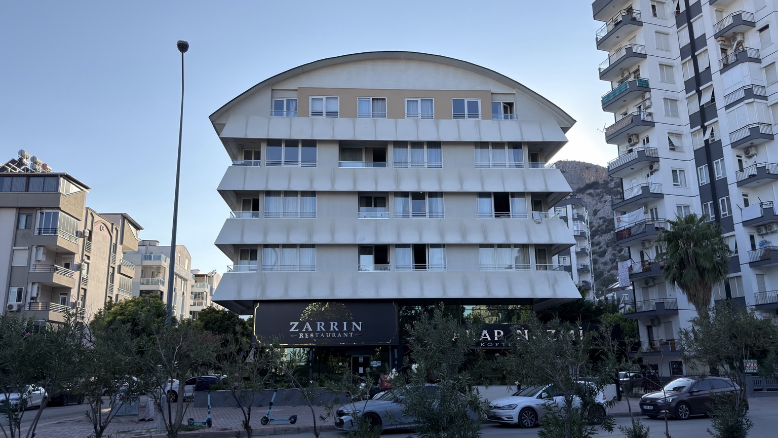 Sitenin cadde üzerindeki dış görünümü