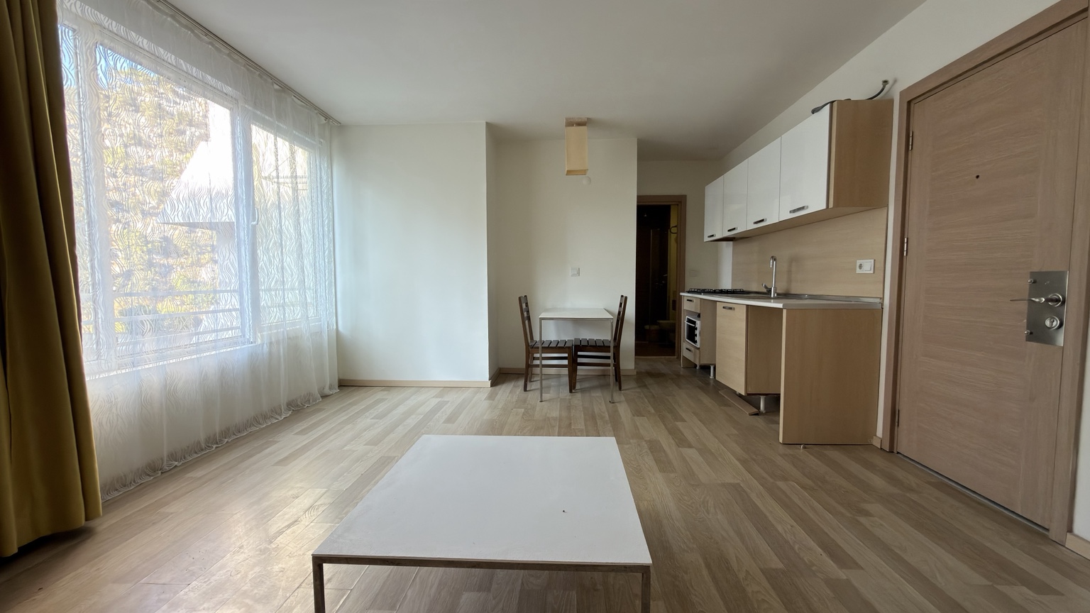 Hurma’daki dairenin salonu ve açık mutfağı