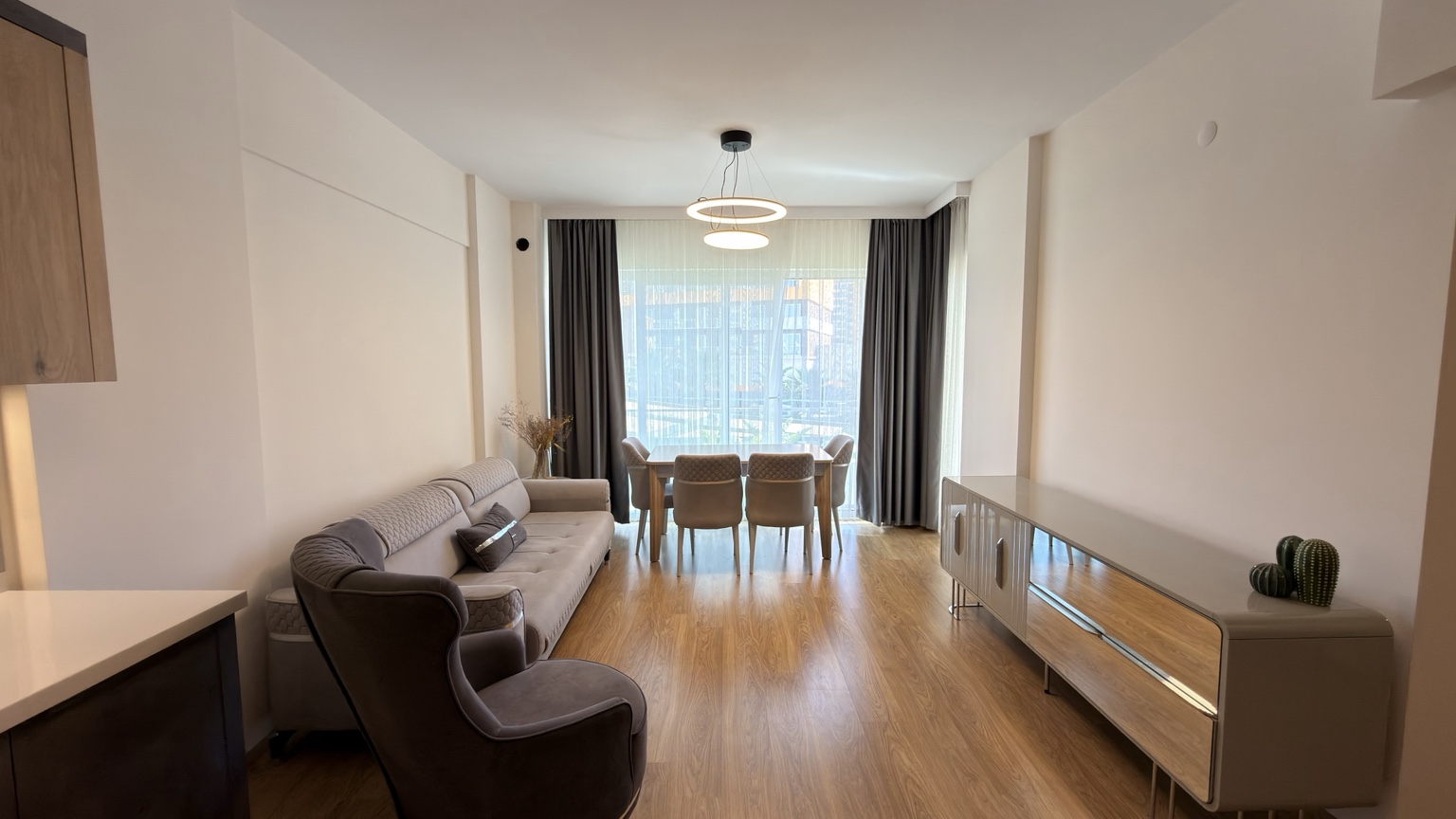 Eşyalı salon ve yemek alanı