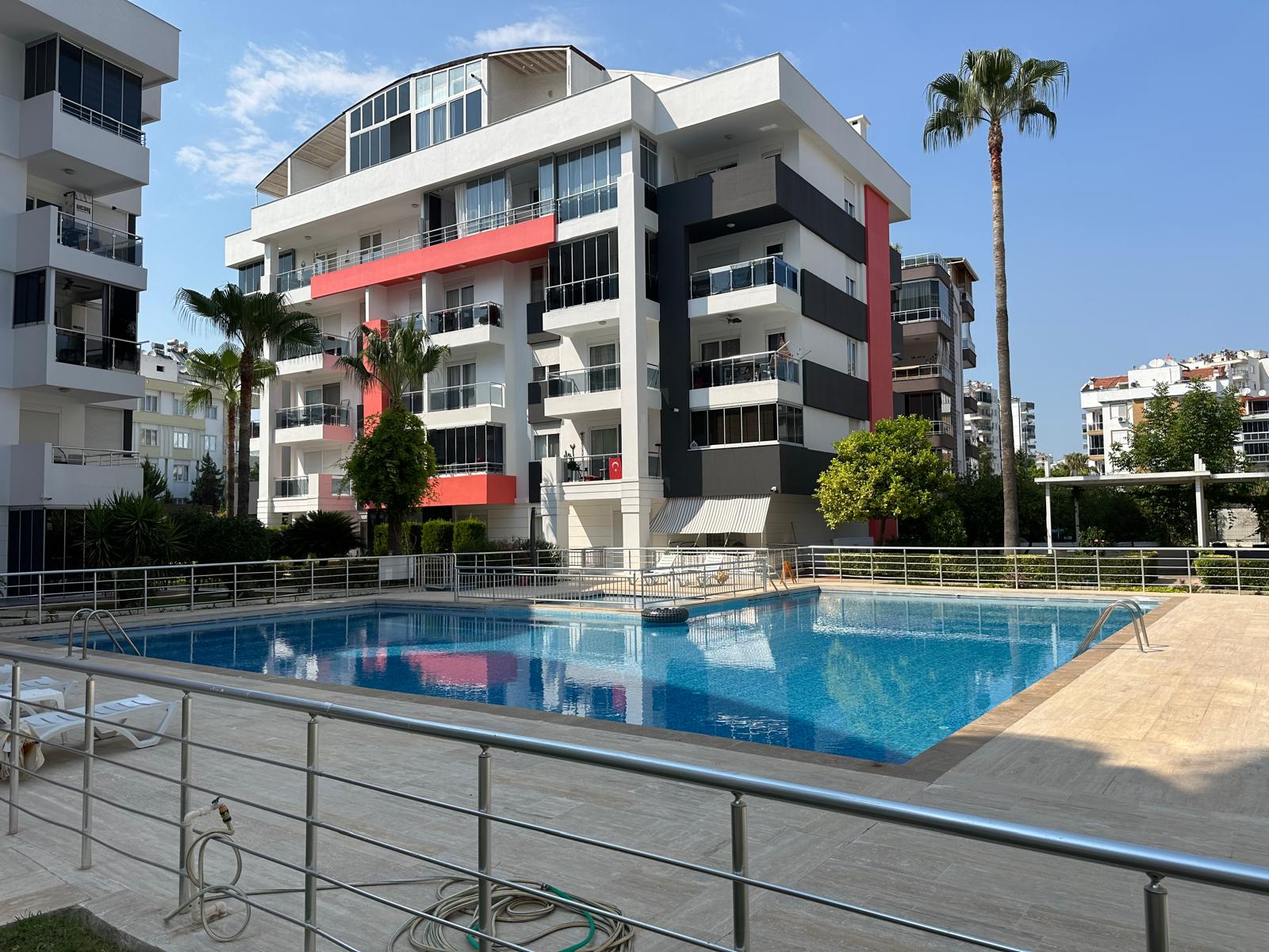 Hurma’daki sitenin dış cephesi ve yüzme havuzu