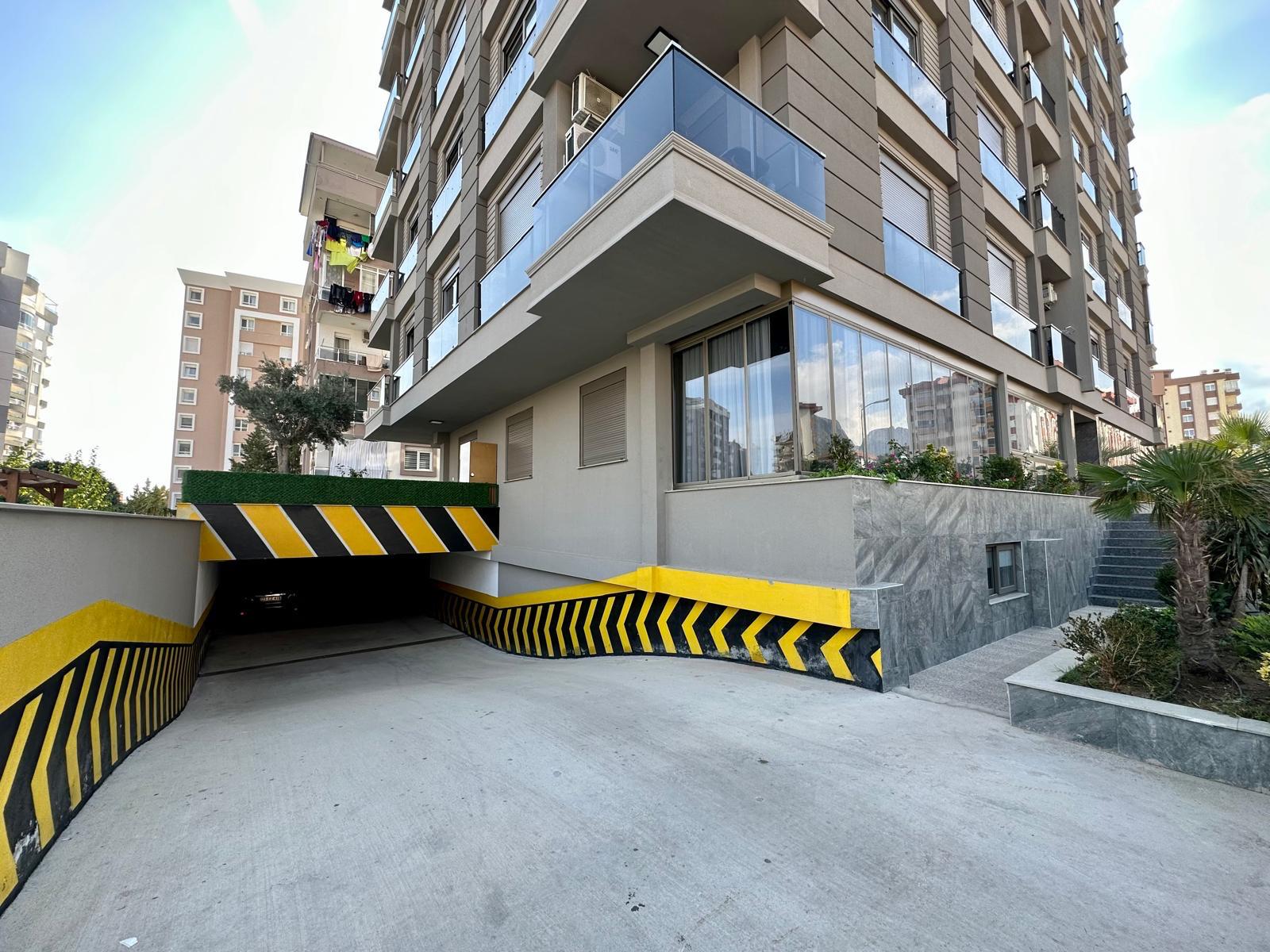 Site girişi ve araç yolu